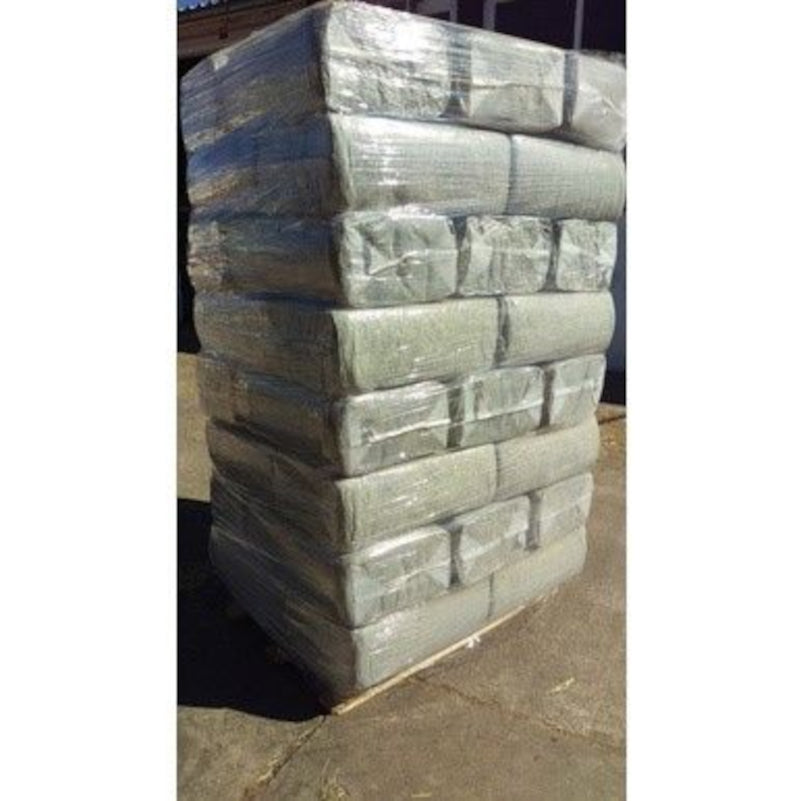 Hochwertiges Heu in handlichen Kleinballen auf einer Palette